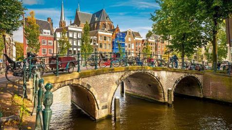 Tag: Amsterdam und Scheveningen Direkte Anreise nach Amsterdam und Kennenlernen der Stadt während einer typischen Grachtenfahrt. Anschließend genießen Sie die Freizeit in Amsterdam.