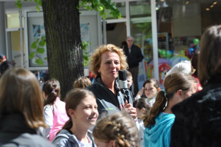 Imagepflege und der Bürgernähe des Jugendamtes. Über einen Zeitraum von sechs Jahren war Frau Dr. Annette Frenzke-Kulbach Leiterin des Fachbereichs Kinder- Jugend-Familie.