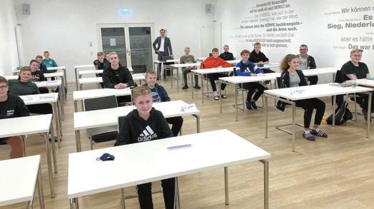 Schülerschiedsrichter Schröer ist beeindruckt 18 Anwärter bestehen in der NFV-Akademie die Schiedsrichter-Prüfung Die Lehrgangsteilnehmer mit Zweitliga-Schiedsrichter Florian Heft (im Hintergrund).