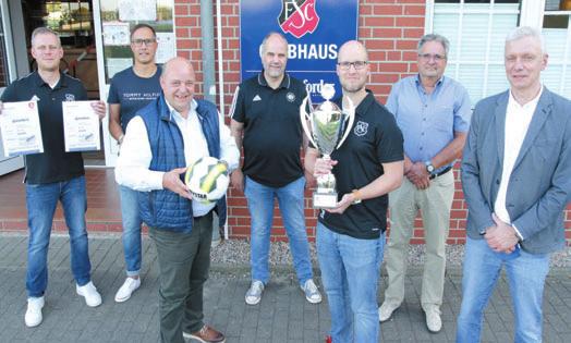 Bezirk Hannover Heinrich Meineke (vorn l.) und Andreas Müller (vorn r.) vom Sponsor VGH überreichten den Fairness-Pokal für den FC Sulingen stellvertretend an Trainer Sascha Jäger (Mitte).