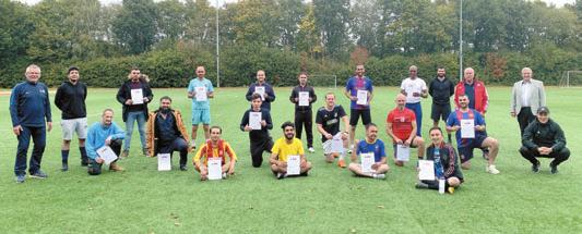 Bezirk Weser-Ems Erneut 18 junge Geflüchtete zu Trainern ausgebildet Kreisfußballverband und KreisSportBund Emsland organisieren einen Trainer-Kurs für Geflüchtete Die Absolventen des