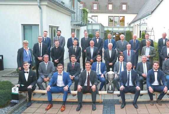 VGH-Fairness-Cup Niedersachsens fairste Mannschaft BSC Acosta II vorm Sporthotel Fuchsbachtal mit Gratulanten.