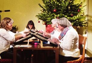 Natürlich sangen die Bewohner und Angehörigen auch selbst die traditionellen Weihnachtslieder in musikalischer Begleitung auf dem Keybord.