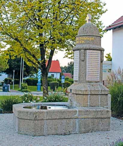 Das Denkmal wurde im Jahr 1920 errichtet auf dem Foto ist auch Oberlehrer Bach zu sehen, zusammen mit Nachbarskindern und Erwachsenen und 10 Vermissten des 2. Weltkriegs.