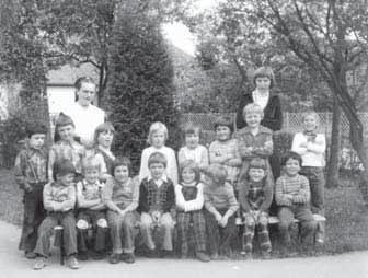 Chronik des Kindergartens 21 Chronik des Kindergartens Vorgeschichte Holzheimer Eltern, die ihren Kindern vor dem September 1981 einen Kindergartenbesuch ermöglichen wollten oder konnten, mussten auf