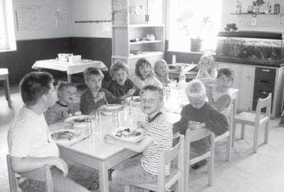 Im Januar 2004 stellte der Kindergarten Holzheim sein Betreuungsangebot um. Seit dem können die Kinder von 7.30 Uhr bis 14.00 sein.