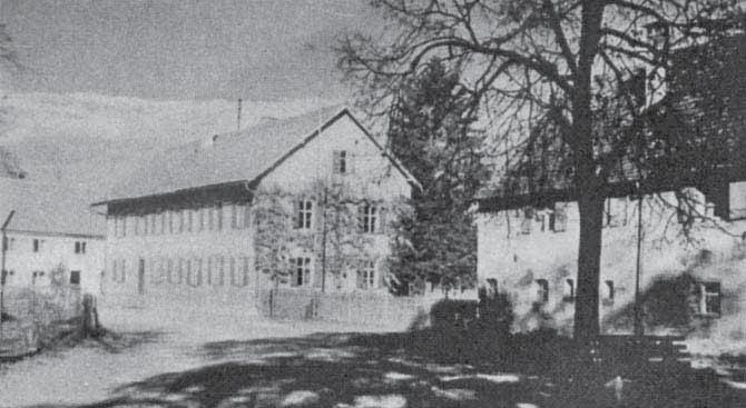 Chronik der Schule 29 Links im Bild die alte Schule, das heutige Rathaus. Rechts das ehemalige Steiberhaus, an dessen Stelle heute der Spielplatz ist.