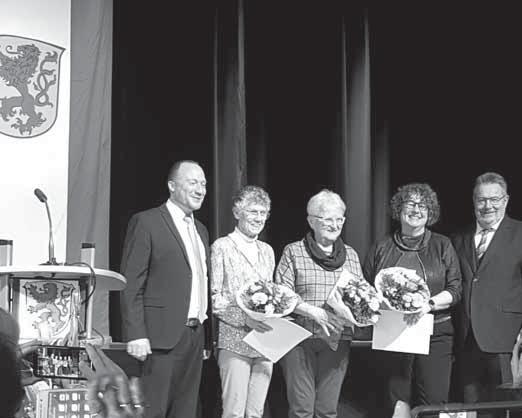 von links) zusammen mit Dorothee Bachström und Christina Schalle für ihr ehrenamtliches Engagement geehrt. Links Bürgermeister Maunel Feick, rechts Stadtverordnetenvorsteher Dr.