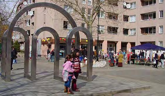 Eröffnung des Nachbarschafts treffs am Werner Düttmann-Platz 2006 Fassaden und ein mangelndes Miteinander.