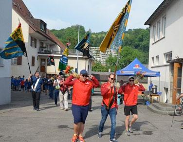 Dorfbevölkerung auf ihre turnerische Leistung zurückzublicken. Der Marsch ins Mitteldorf wurde traditionell begleitet von der Musikgesellschaft und den Fahnendelegationen.