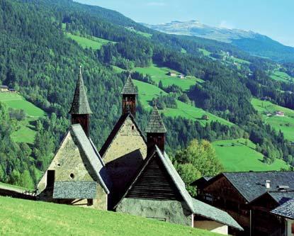 DREIKIRCHEN - Juwel über dem Eisacktal Dreikirchen lebt noch heute in dem geheimnisvollen Zauber der Geborgenheit, der Einsamkeit und Stille.