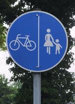 Das Verkehrszeichen muss an bzw. nach Einmündungen wiederholt werden, wenn es weiterhin Gültigkeit haben soll.