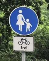 Fußgänger Radfahrer teilen sich den ganzen Weg, es gibt keine ausgewiesenen Bereiche nur Radfahrer oder Fußgänger.