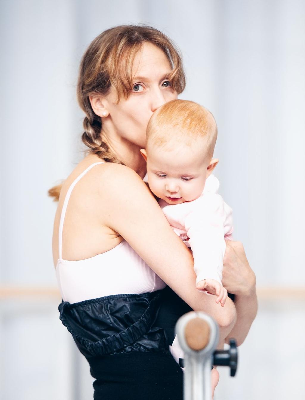 Fotos diese und nächste Seite: Stuttgarter Ballett Frau Amatriain, Sie sind im März Mutter geworden, standen seit anderthalb Jahren nicht mehr auf der Bühne. Wie geht es Ihnen? Mir geht es super.