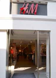Das motivierte H&M Team um Store-Managerin Tanja Diaw freut sich, modebegeisterte Kunden in Ahlen mit täglich neuen Angeboten inspirieren zu können.