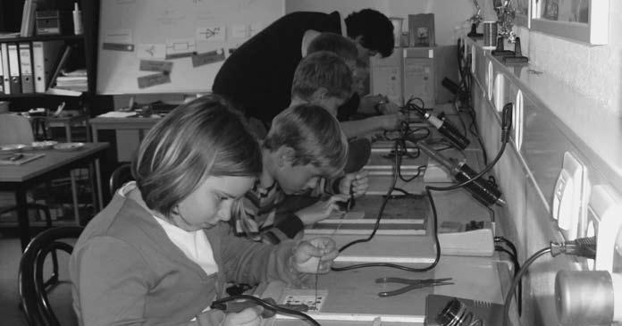 Schnupperkurs Elektronisches Basteln Im Ausbildungszentrum für Amateurfunk und der Jugendtechnikschule sind die ersten zwei Schnupperkurse Elektronisches Basteln erfolgreich gestartet.