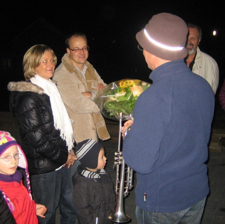 Jürgen und Verena Kurz haben Ihr zweites Kind bekommen. Am Abend konnte man sich dann zwischen, Ringen, FC Besen oder Konzert Tannhausen entscheiden. Der Sonntag beginnt wieder um 09.00 Uhr.
