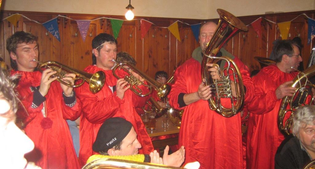 23.02.2009: Vor der Abfahrt nach Pfahlheim spielt man ein Ständchen bei den Ehrenmitgliedern Josef Rupp und Josef Grundler.