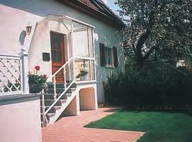 Die Wohnung mit Balkon ist liebevoll und gemütlich eingerichtet und trägt zu einem erholsamen Aufenthalt bei.