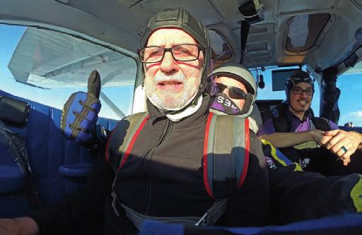 86-Jähriger wagt den Sprung aus 4.000 Metern Höhe Rietberger Rentner erfüllt sich den Traum vom Fallschirmsprung: Das war einfach wunderbar! Rietberg (mad).
