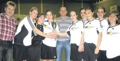 Turnierszene. Von 26. Dezember 2008 bis 5. Jänner 2009 fand in der Bezirkssporthalle Schärding der über die österreichischen Grenzen hinaus bekannte Baumit Junior Fußball Hallencup statt.
