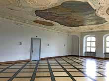 Mit Meisterhand wurden eine Vielzahl an Quadraten ausgebessert und der gesamte Boden erneuert, mehrfach abgeschliffen, teilweise gestrichen und wieder versiegelt.
