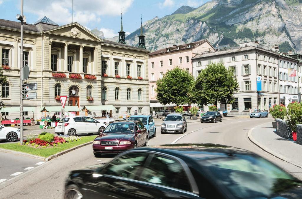 Rathausplatz, 1911: Menschen queren in freier Richtung den überaus grosszügigen, allerdings noch kahlen Raum.