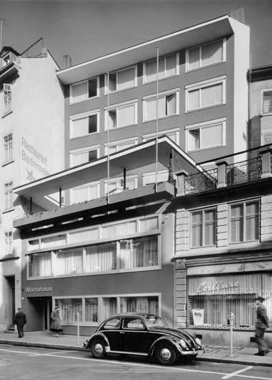 Kontextuelle Interpretation: Werner Stücheli, 1958, Marthahaus in der Zürcher Altstadt. Der Ersatzbau erhielt die Auflage, innerhalb der Masse des Vorgängers zu bleiben.