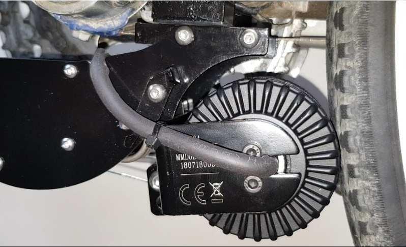 Wenn Sie die Motoreinbauposition mehr vom Reifen weg einstellen, zeigt der Motor-Arm