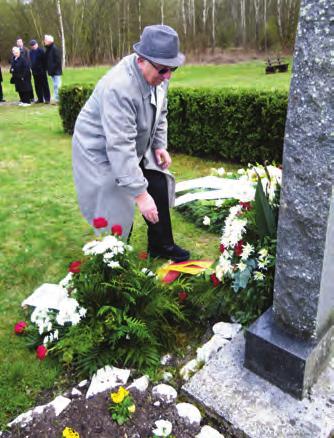 Sie und viele Bürger sowie Vertreter der Parteien legten im Gedenken an die Ermordeten Kränze und Blumen nieder.