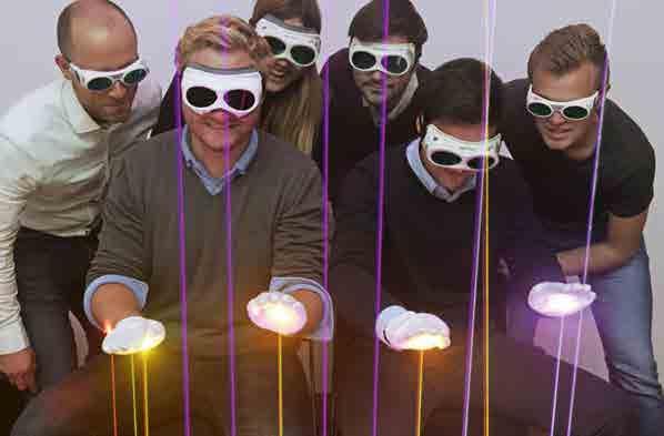 Foto: Peter Winandy Studierende und wissenschaftliche Mitarbeiter konstruieren mit Laserstrahlen ein futuristisches Musikinstrument.