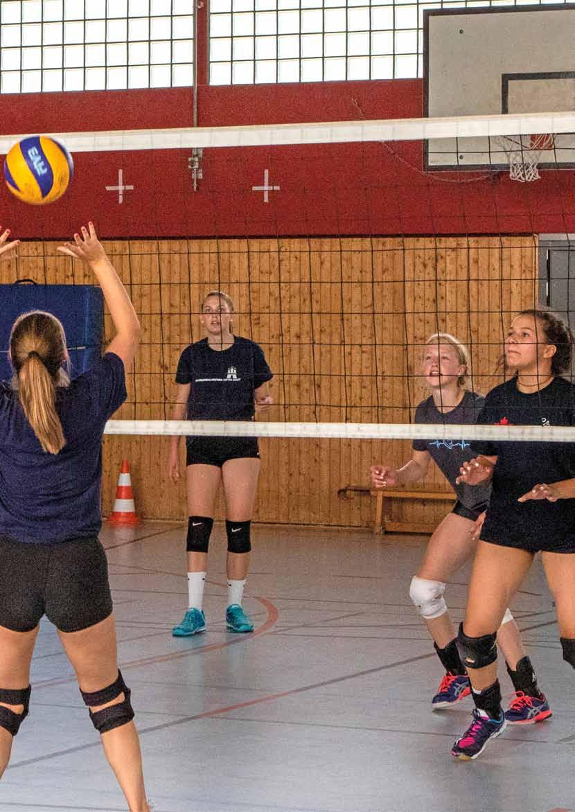 Die VolleyballMädchen Trainierten Hart Konzentrierter Fokus bei dem Volleyball-Camp im Sommer.