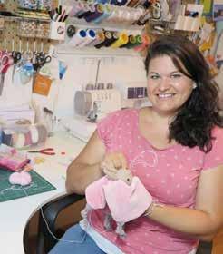 sitzt Rebecca Aichele. Hier in ihrem heimischen Kreativzimmer in Stuttgart Weilimdorf produziert die 33-Jährige handgemachte Spielsachen für Babys.