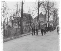 April 1953 versammelten sich Abordnungen der Schützenvereine Dötlingen, Altona, Neerstedt, der Kriegerkameradschaft Dötlingen, der Feuerwehr Brettorf, des Gesangsvereins Brettorf, der Brettorfer