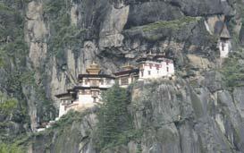 Eingebettet in eine Felswand, spiegelt es die mystische Magie und Faszination des Glaubens wider. Für die Bhutaner ist das Tigernest das wichtigste Zentrum ihrer religiösen Kultur.