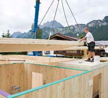 Die Holzdecke wird von Eder Holzbau Element für Element auf den Sylomerlagern montiert. Weitere Informationen: 089 99135-132 i Montage der Brettsperrholzdecke auf Sylodyn -Lagern.