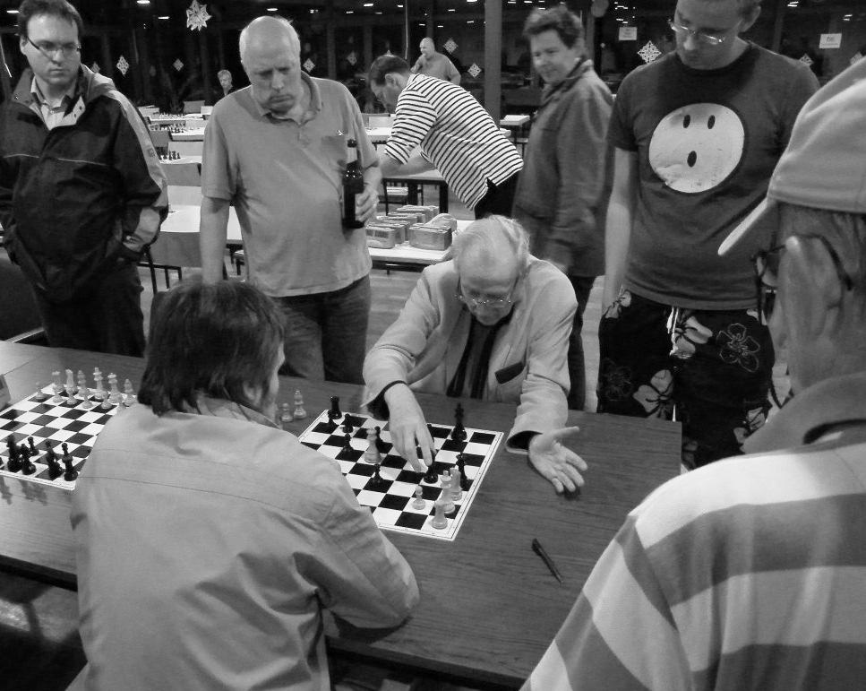 Mitteilungsblatt Heft 5/2010 27 Schach nur eine untergeordnete Rolle, aber ungewöhnlich ist es trotzdem. Als ich ihn darauf ansprach, meinte er nur lapidar, er hätte sich die Schuhe ausgezogen.