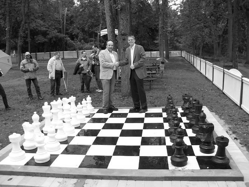 6 Heft 5/2010 Mitteilungsblatt wirklichen Leidenschaft widmen: Kinder von der Schönheit des Schachs zu überzeugen. So ist er seitdem an einer Reihe von Schach AG s in den umliegenden Schulen aktiv.