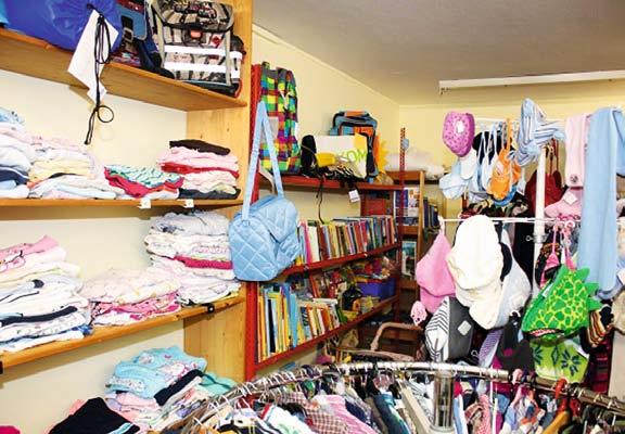 Kunterbunt der Secondhand-Laden für Baby- und Kinderartikel in Hallbergmoos Seit mehr als 15 Jahren gibt es den Secondhand- Laden Kunterbunt des Förderve