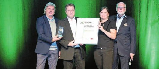 Fair Play-Medaille Ehrung im Düsseldorfer Capitol Theater (von links): DFB-Vizepräsident Ronny Zimmermann, Trainer Frank Mengersen, Dr. Thaya Vester und Prof. Dr. Gunter A.