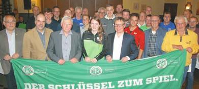 Am Ende einer langen Reihe von Würdigungen von mehr als 20 engagierten Ehrenamtlichen im Sulinger Restaurant Dahlskamp bat der Fußballkreis-Vorsitzende Andreas Henze Heinz Nentwig nach vorn.