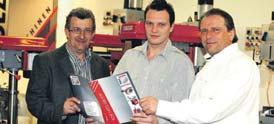 an die WK OÖ ihr Voting abgeben. Diese Möglichkeit nutzten in Tips -Chefredakteur Josef Gruber (links) übergibt den Publikumspreis an Kurt Haider, Unimarkt in Königswiesen.