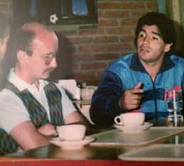 Am Spielfeldrand Auf den Fotos sieht man Winfried Leinweber (rechts) im Interview mit Maradona.