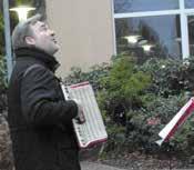 12 13 Balkonkonzert bringt Freude ins Heim Peter Wulf begeistert mit seinem Akkordeon die Zuhörer Als Peter Wulf am zweiten Weihnachtsfeiertag mit seinem Akkordeon die Schlesierstraße entlangfährt,