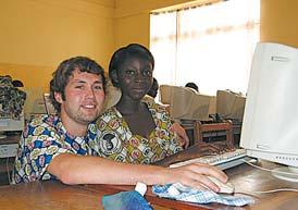 10 41. WOCHE 2008 LAND + LEUTE Preis für Einsatz in Ghana GRIESKIRCHEN. Thomas Strasser aus Grieskirchen wurde für seinen Einsatz in Ghana von der Stiftung Filippas Engel ausgezeichnet.