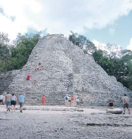 Jahrhundert war Tulúm eine der größten Städte der Halbinsel Yucatan. Man vermutet, dass Tulúm aufgrund seiner günstigen Lage ein wichtiger Handelsknotenpunkt zwischen mehreren Regionen der Mayas war.