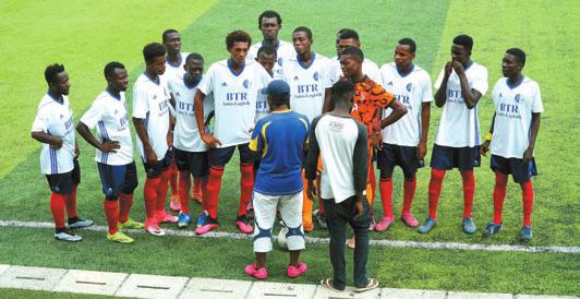 Bezirk Hannover Gut angekommen: Die Trikots des Kreisligisten SV Dickel tragen jetzt junge Fußballer der Mwembe Makumbi Soccer Academy auf Sansibar.