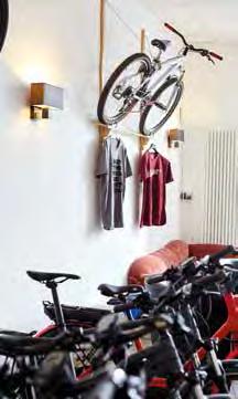 Neben seinem Fahrradladen mit Café ist Bikeman Ralf Schuckert mit seinem roten VW-Bulli auf Achse.