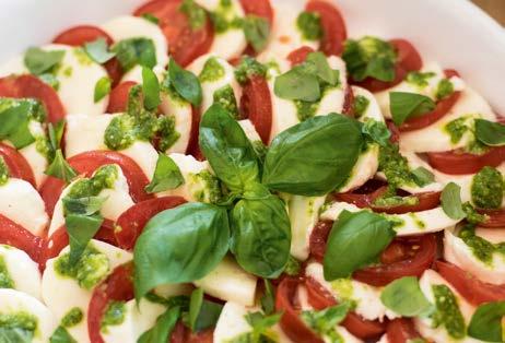 Aus der Küche Unsere Küchenchefin Frau Trokowski empfiehlt: Sommerlicher Tomatensalat mit Mozzarella und Basilikum Zutaten (4 Pers.