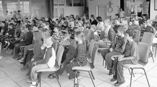 43 Gut besucht war der Kindertag der evangelischen Kirchengemeinde Zuerst wurde gesungen und die Bewegungslieder, begleitet von Andreas Schwantge an der Ukulele, sangen etwa 100 Kinder begeistert mit.